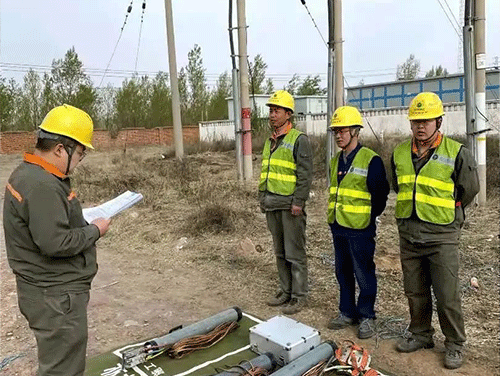 電工幫助村民改造線路 電工幫助村民改造線路